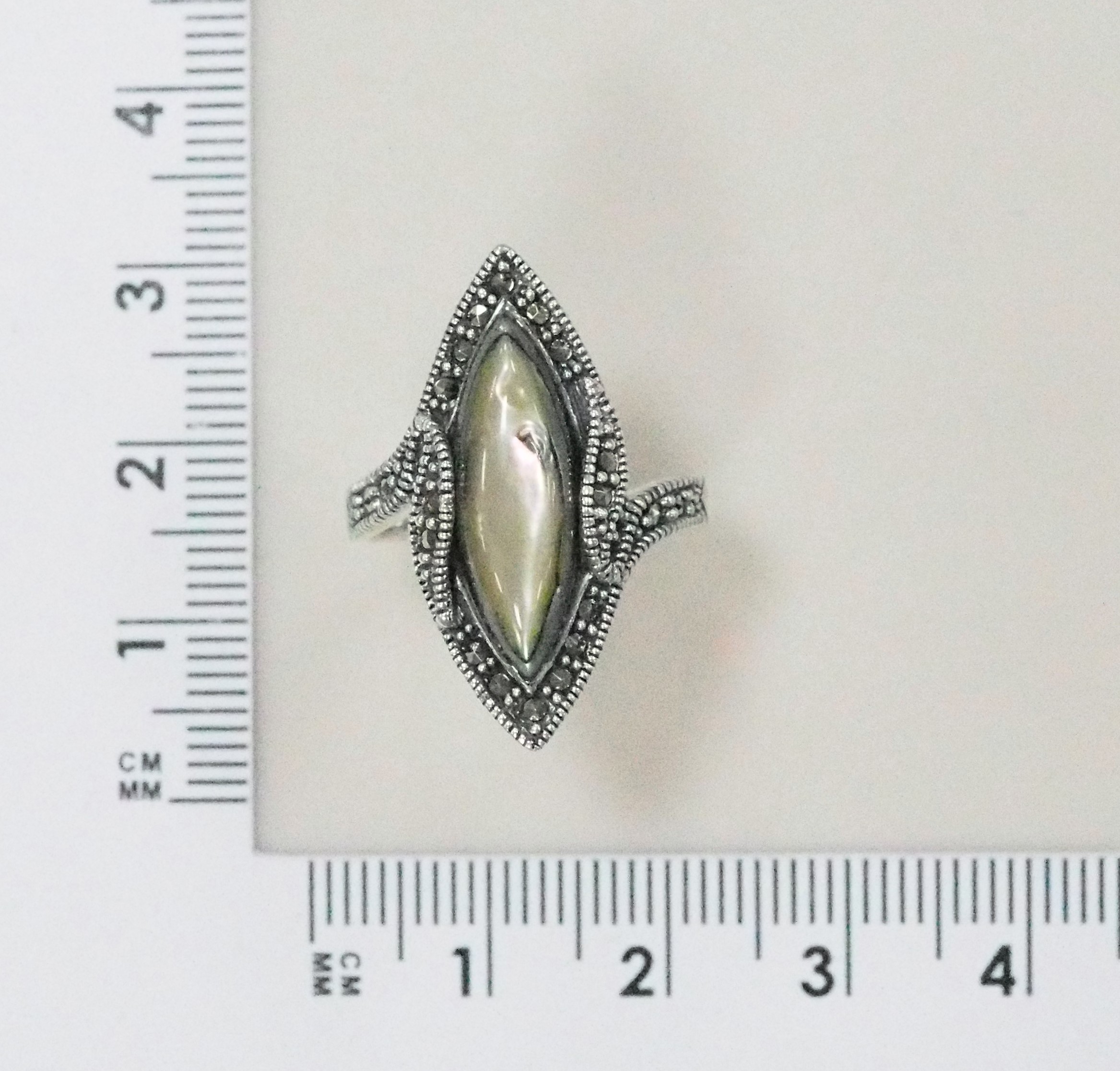 Серебряное кольцо 925 пробы; оксидирование; вставки 1 Перламутр абалон; 20 Марказит;